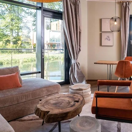 Feriehus Escape With Pool & Charm